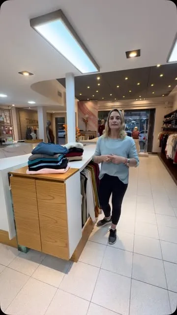 El interior del local, con percheros y mostrador