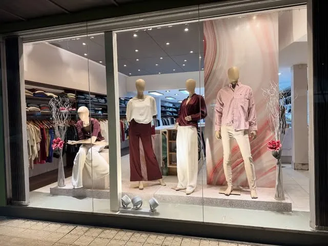La vidriera del local con maniquíes vestidos con lo nuevo